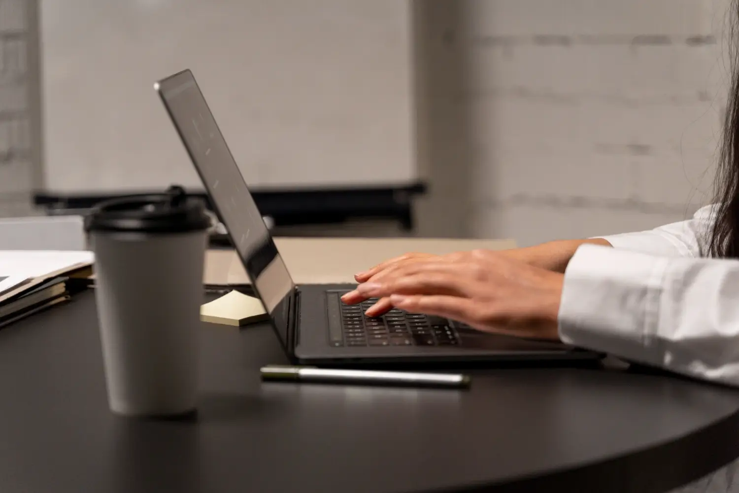 Tanie notebooki używane Dell dla pracowników – jak wyposażyć biuro niskim kosztem?