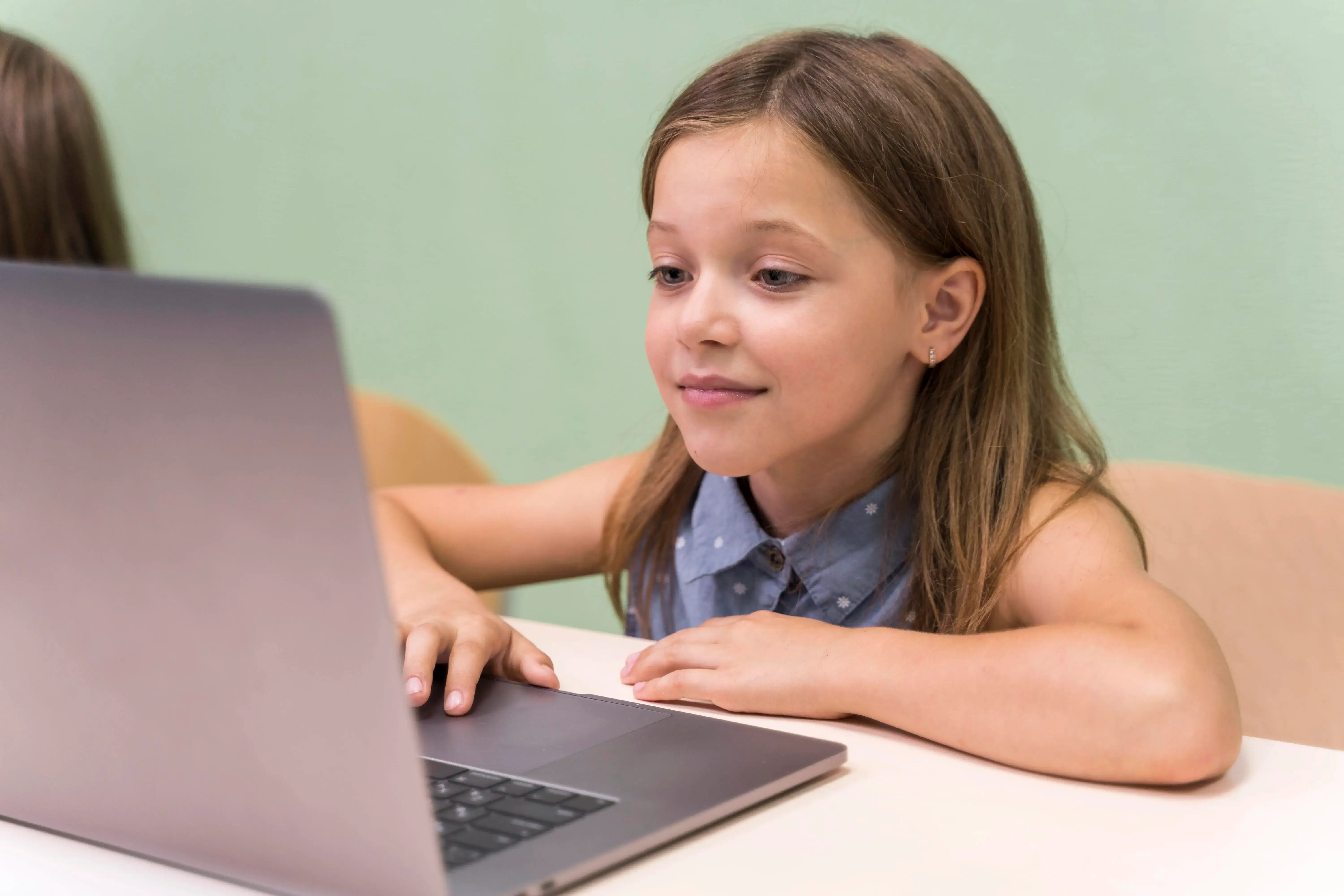 Tani laptop używany 15 cali – praktyczny wybór na nowy rok szkolny