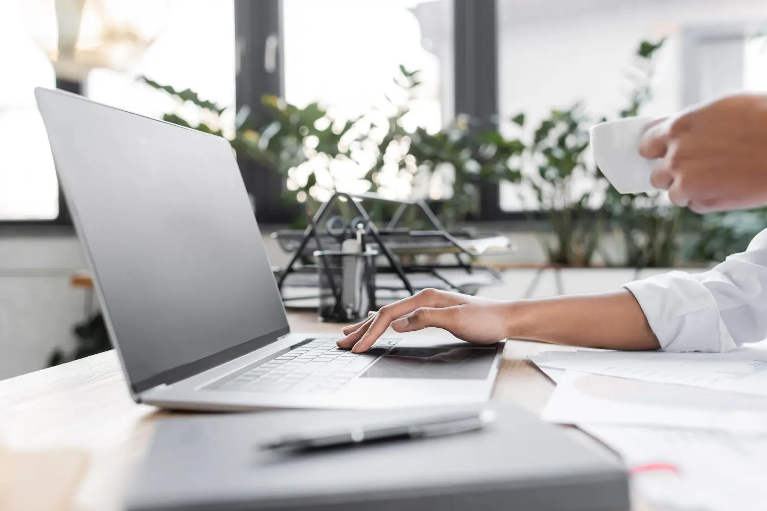 Laptopy poleasingowe dla firm – dlaczego coraz więcej biur wybiera używany sprzęt?