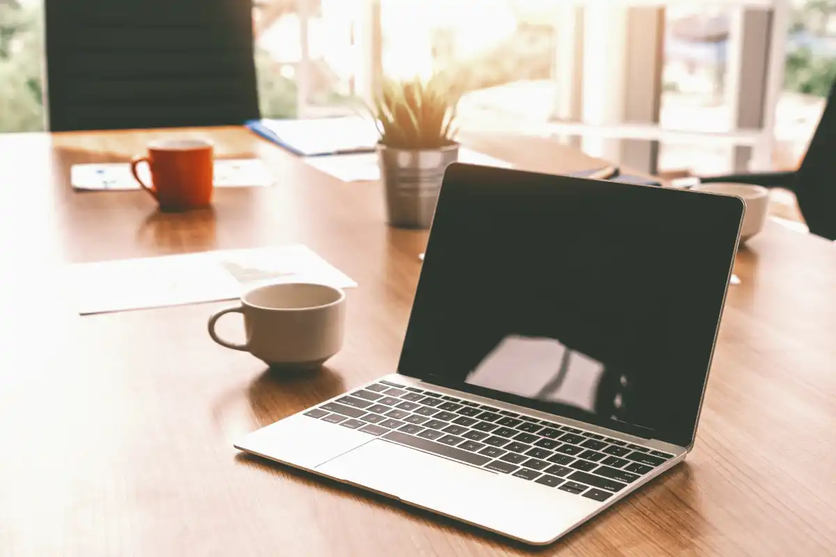 Używany laptop 14 cali – idealny dla pracy hybrydowej?