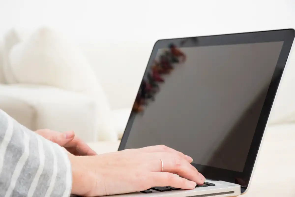 Matowy vs błyszczący – który ekran laptopa jest lepszy do pracy w biurze?