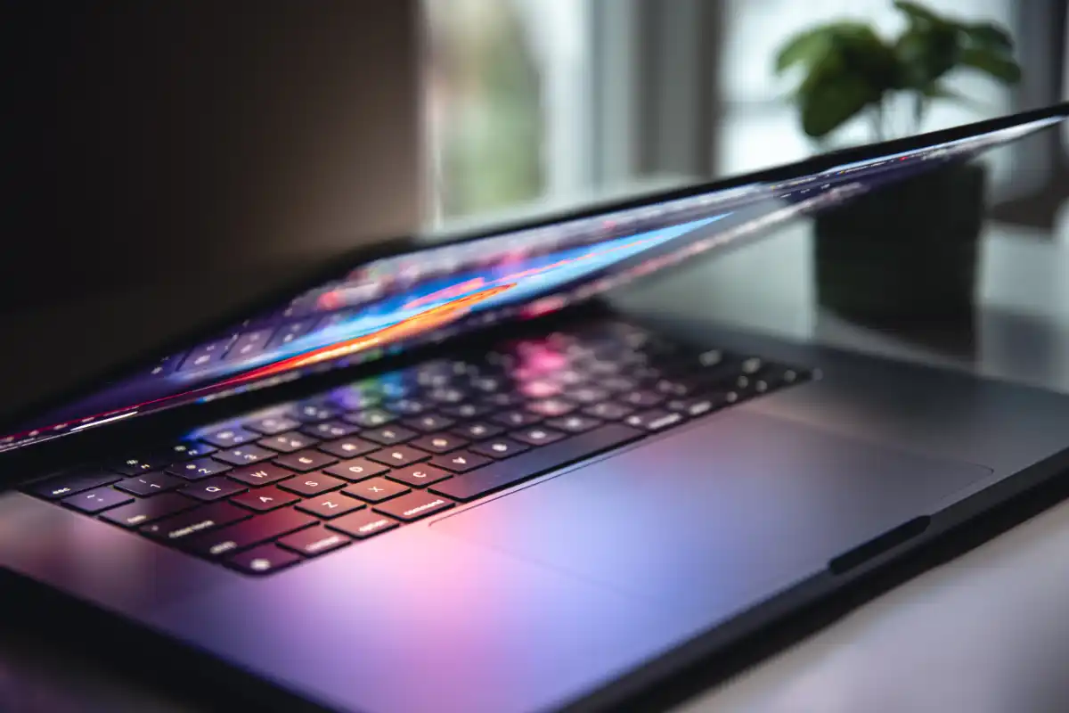 Budżetowa flota IT: Jak wyposażyć biuro w 10 stanowisk w cenie 3 nowych ultrabooków?