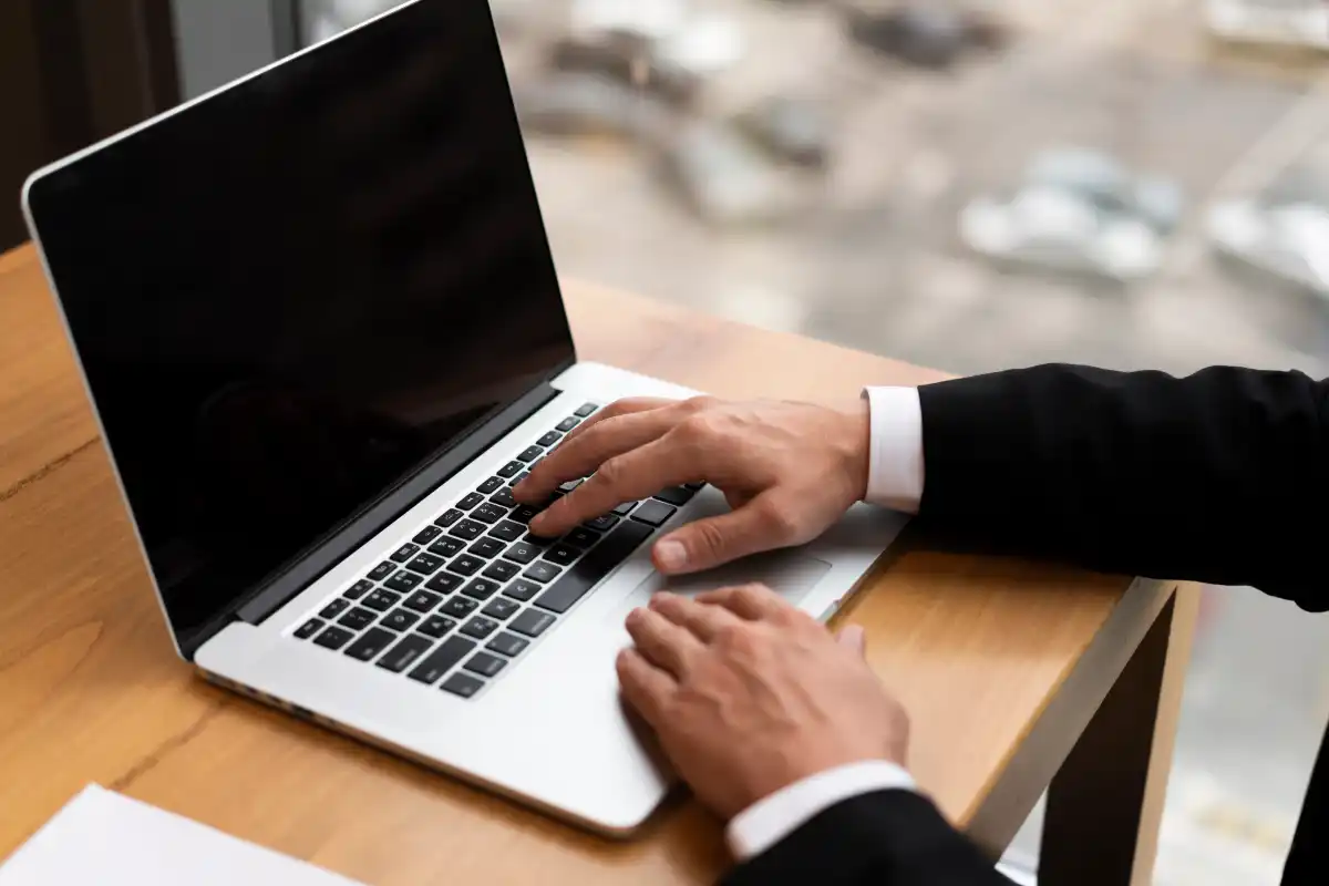 Hurtowy zakup laptopów poleasingowych dla firmy – na co zwrócić uwagę?