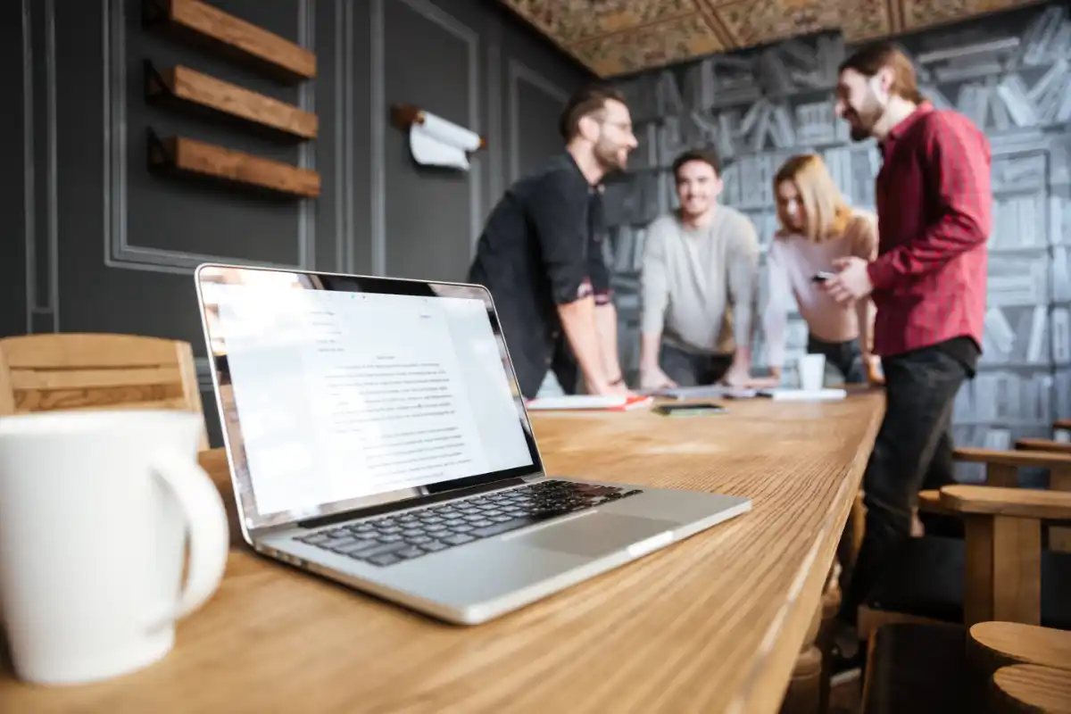 Kultura pracy w biurze typu open space: laptop biurowy, który nie szumi i nie przeszkadza innym