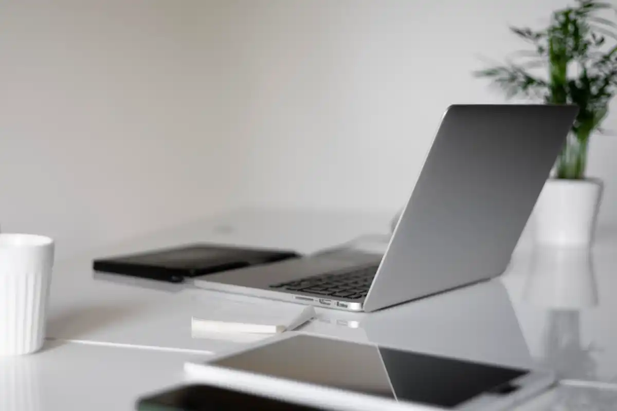 Tanie laptopy do pracy biurowej – Windows 11 Pro w cenie poniżej 3000 zł