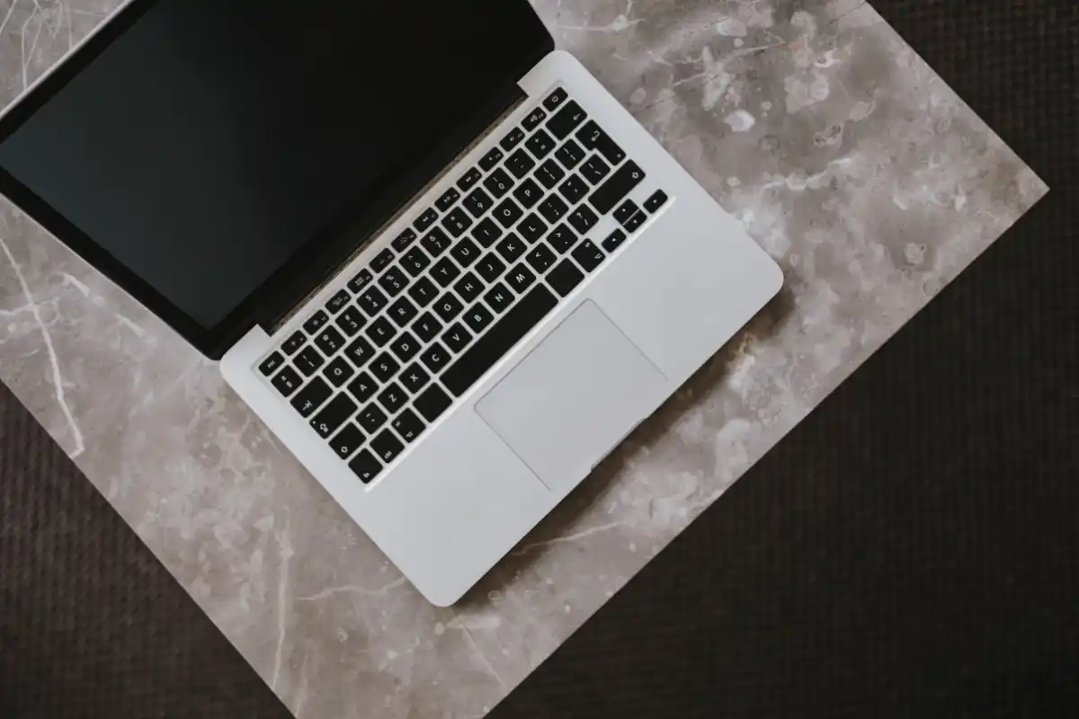 Laptopy klasy premium używane – dlaczego wytrzymują 2× dłużej niż nowe tanie?