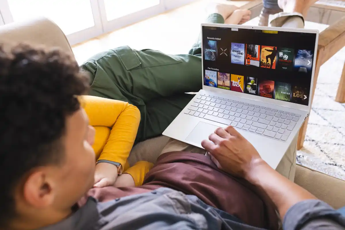Laptop używany Dell jako domowe centrum rozrywki – filmy, internet i proste gry w niskiej cenie