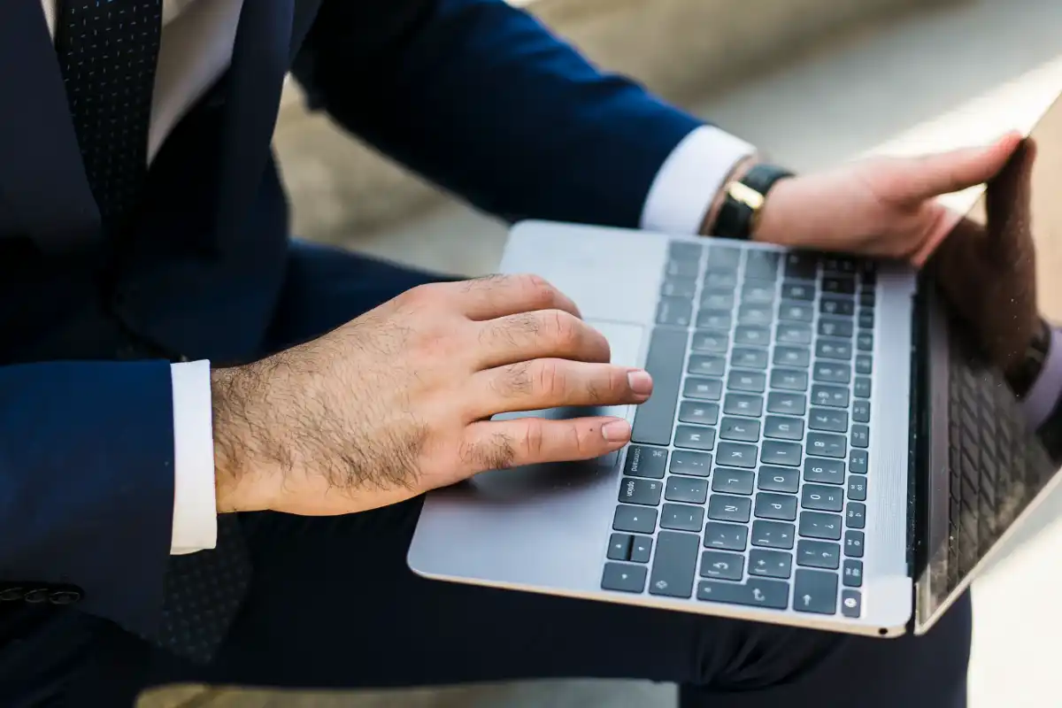 Biznesowy minimalizm: Laptop poleasingowy Microsoft Surface dla mobilnego managera