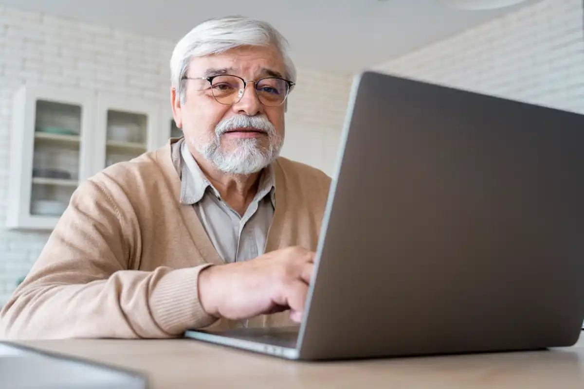Laptop poleasingowy Lenovo dla seniora – jaki model wybrać, by był prosty w obsłudze i niezawodny?