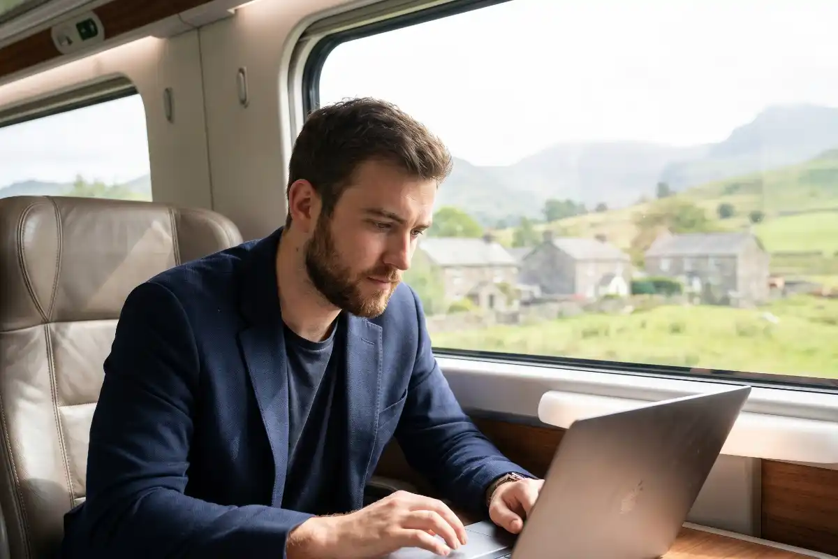 Praca w podróży i delegacji – ultra-mobilne laptopy biznesowe używane