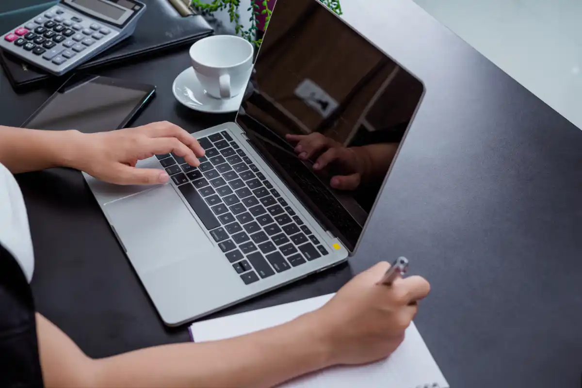 Laptop poleasingowy na działkę i w podróż – pancerne modele, które przetrwają trudne warunki