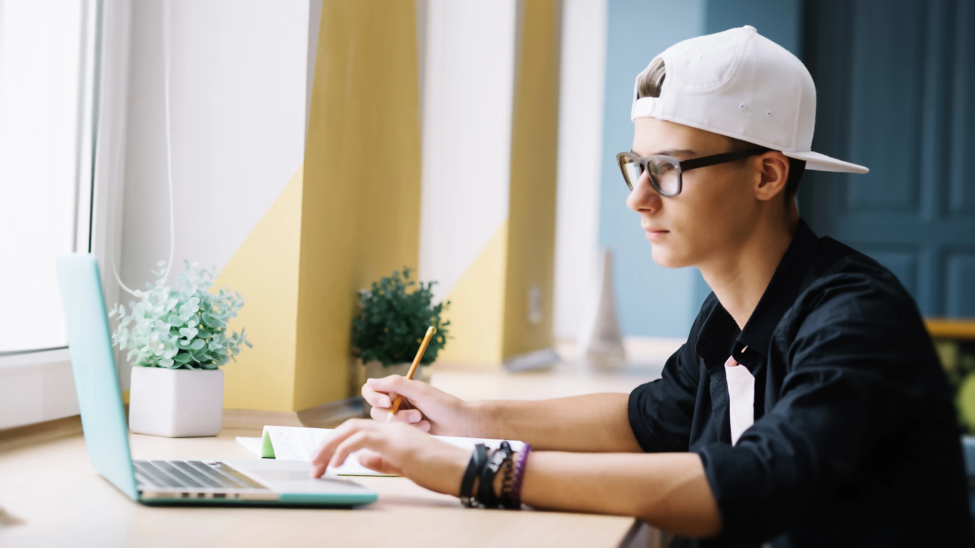 Jak wybrać laptop do 2000 zł dla ucznia szkoły średniej? 5 polecanych modeli