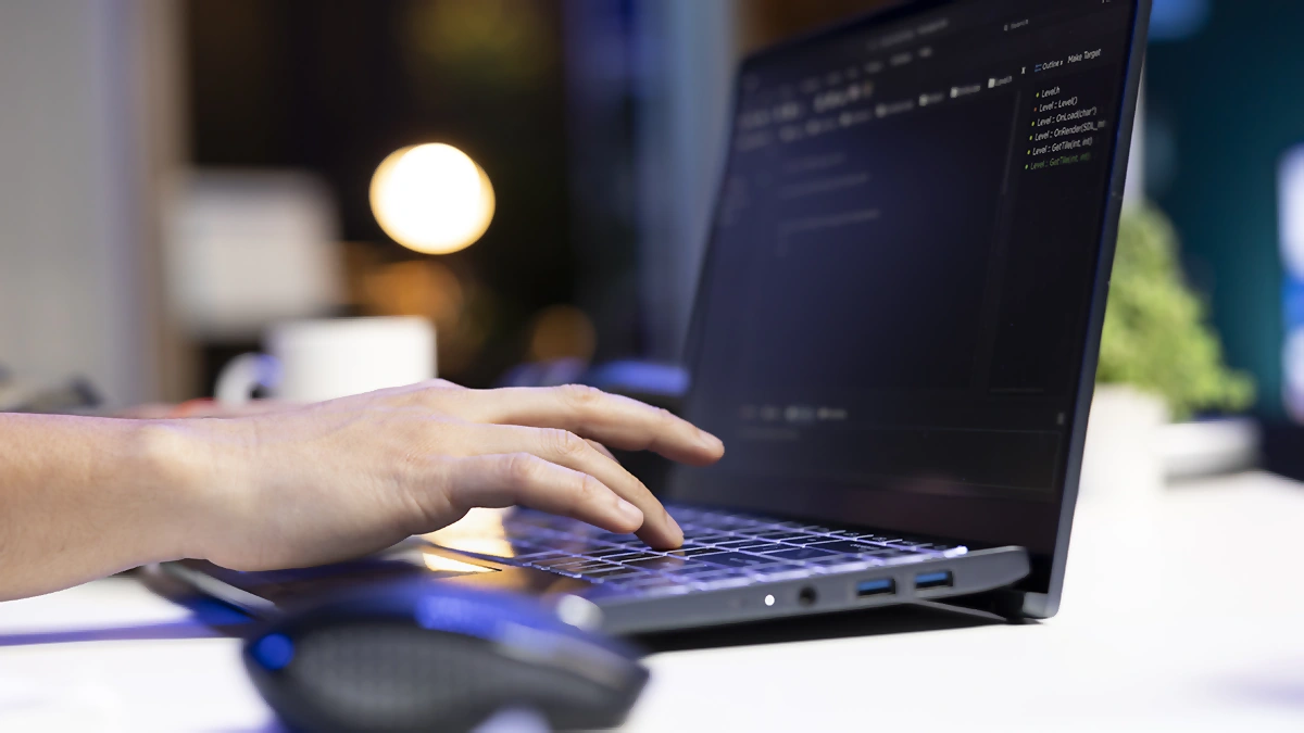 Laptopy Apple vs. Microsoft: Który lepszy do pracy?