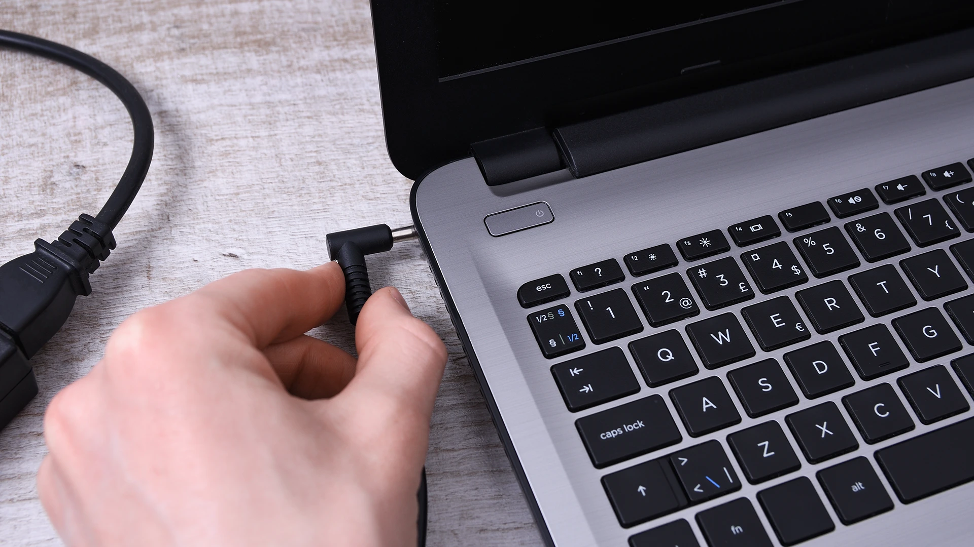 Dlaczego bateria w laptopie szybko się rozładowuje? 5 najczęstszych błędów użytkowników