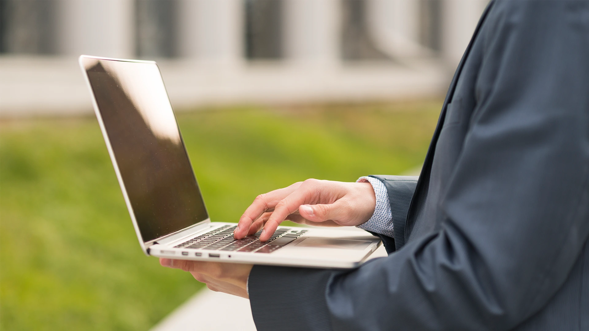 Laptop gamingowy czy biznesowy? Który wybrać i dlaczego?