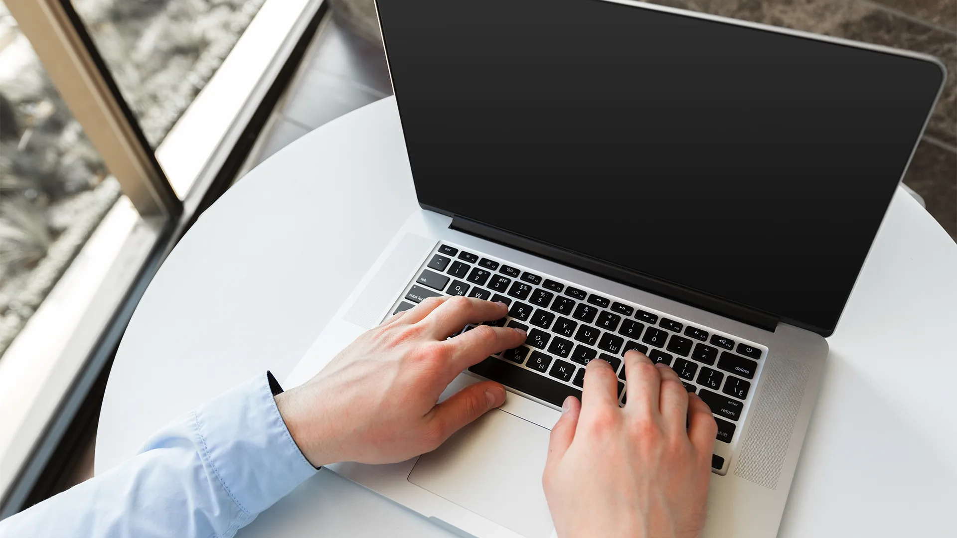 Outlet laptopów – co warto wiedzieć przed zakupem sprzętu z wyprzedaży?