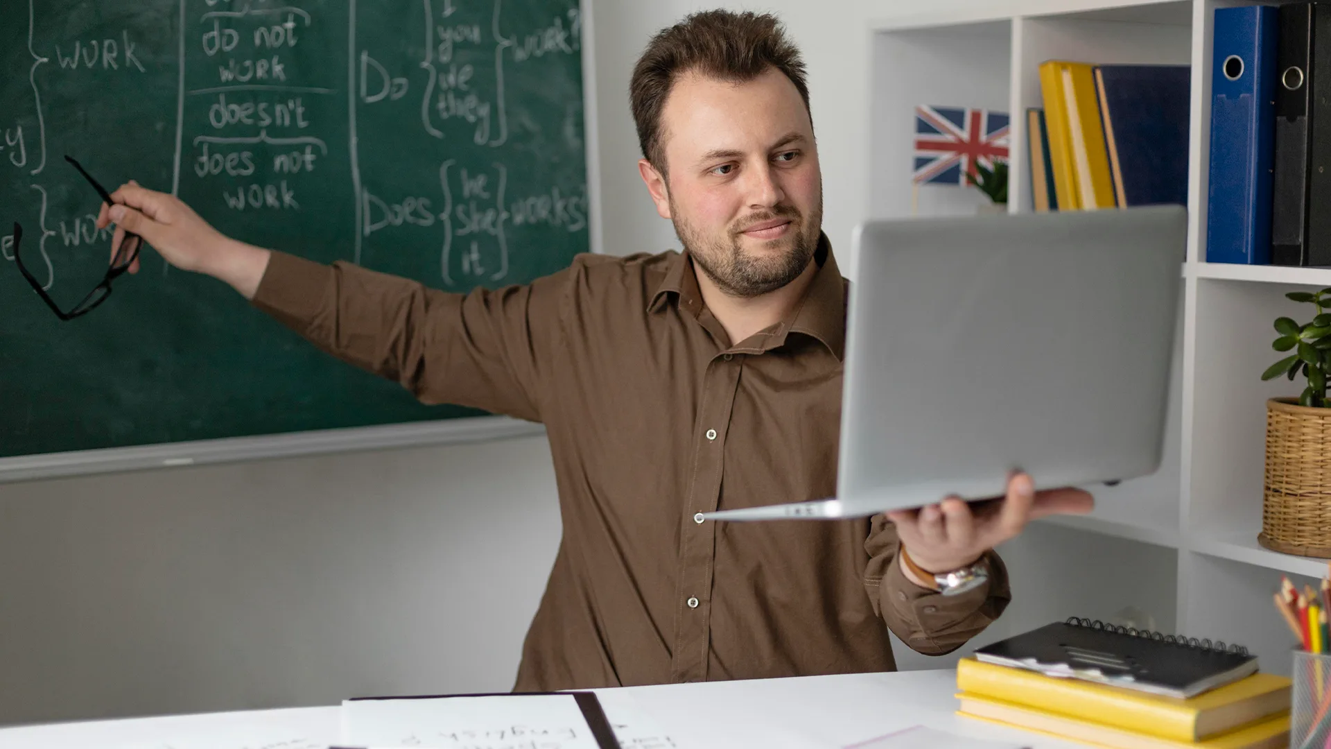 Najlepszy laptop dla nauczyciela – jak wybrać model i co w nim zainstalować, aby ułatwił pracę w szkole?