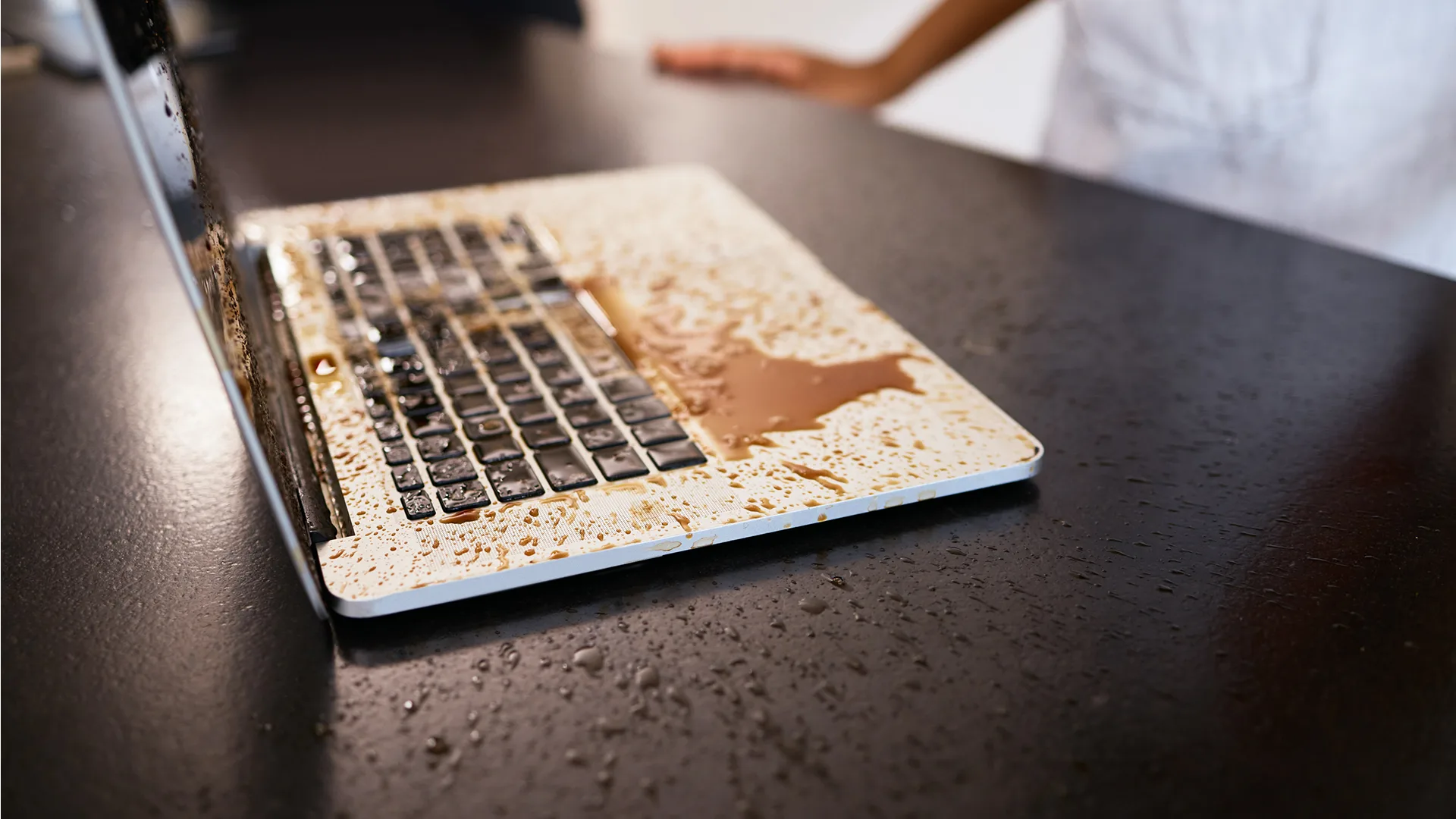 Jak uratować zalany laptop?