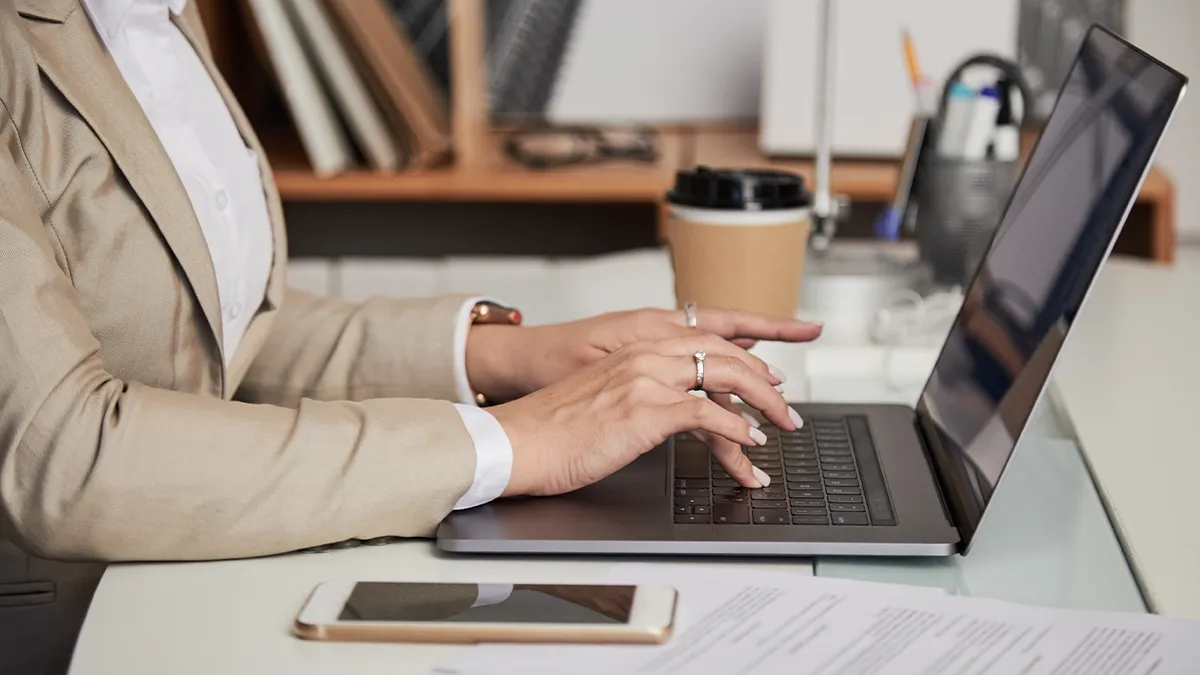 Laptop biznesowy do 2000 zł – czy warto? Podpowiadamy!